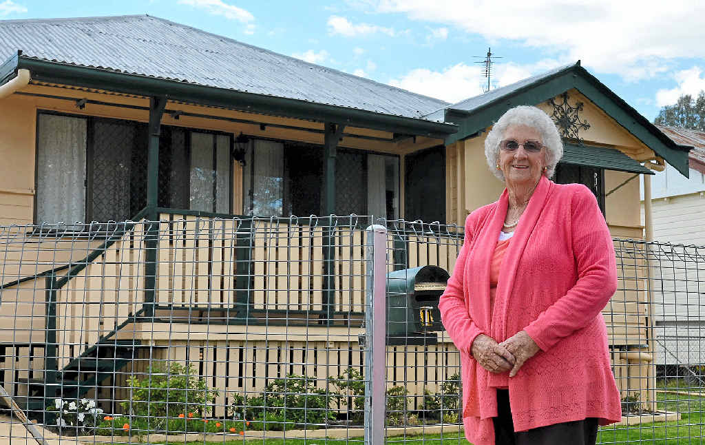 DOWN MEMORY LANE: Yvonne Monger (nee Gillam) paid her childhood home in Mary St a visit on Monday, much to the delight of the current residents. DOWN MEMORY LANE: Yvonne Monger (nee Gillam) paid her childhood home in Mary St a visit on Monday, much to the delight of the current residents.